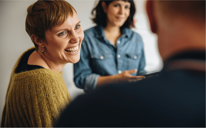 Kvinde smiler til hælp i form af IT-outsourcing
